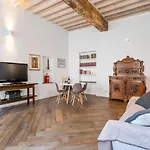 Palazzo Della Pilotta Roomy And Quiet Flat